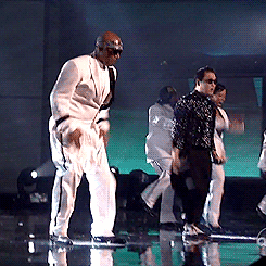 PSY-MC-Hammer-Dancing-AMAs.gif